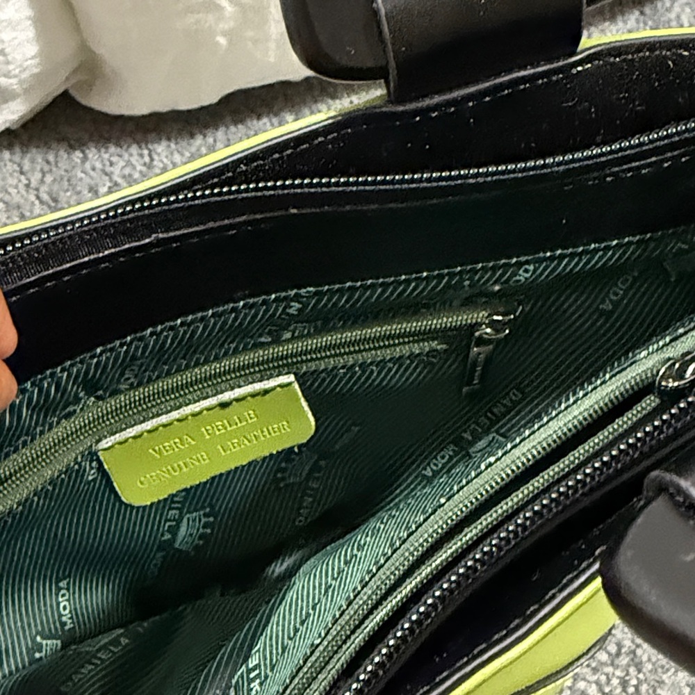 Italian leather Green Handbag with Black Handles - Picture 4 of 9